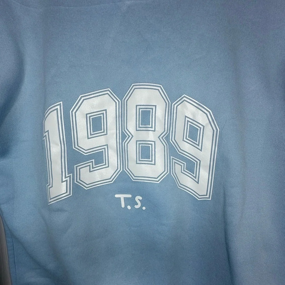 Taylor Swift the eras tour 1989 light blue crewneck sweatshirt size small - Picture 2 of 4